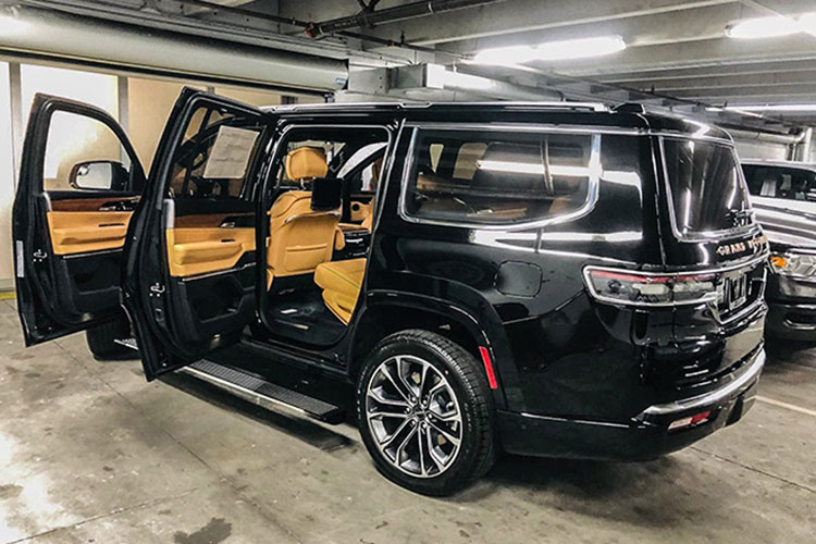 Jeep Grand Wagoneer 2022 có đến 4 phiên bản bao gồm Series I, Series II, Obsidian và cuối cùng là Jeep Grand Wagoneer Series III xuất hiện tại dải đất hình chữ S này. Điểm làm nên sự đẳng cấp của những chiếc xe SUV hạng sang cỡ lớn không chỉ có ngoại hình hầm hố mà còn có yếu tố đẳng cấp trong khoang lái với những trang bị hiện đại nhất.