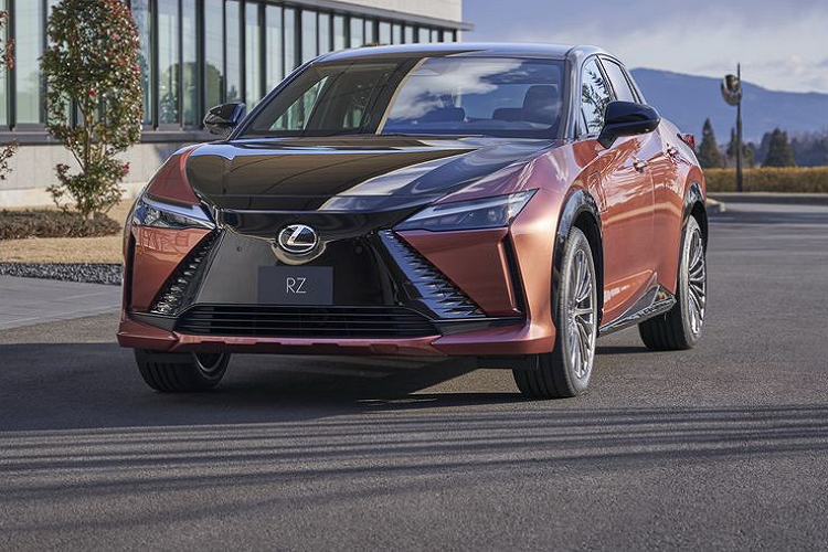 Khi được trang bị màn hình lái xe tùy chọn, Lexus RZ 450e 2023 có thêm Hệ thống va chạm trước, giúp theo dõi nhận thức của người lái xe và cung cấp các cảnh báo để giúp họ tập trung vào việc lái xe. Nếu phát hiện thấy người lái xe không phản ứng với các cảnh báo và không thể tiếp tục lái xe, xe có thể tự động dừng lại trên làn đường của mình. Giá xe Lexus RZ 450e 2023 mới vẫn chưa được hãng công bố. 