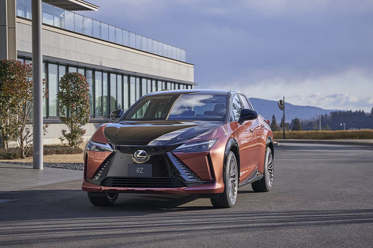Thiết kế của Lexus RZ 450e 2023 mới được tiết lộ vào tháng 12 năm ngoái với một diện mạo hiện đại và cá tính, đồng thời vẫn duy trì các chi tiết mang tính đặc trưng thương hiệu. Ở phần đầu xe, Lexus RZ 450e 2023 vẫn có tạo hình mặt ca-lăng với bộ lưới tản nhiệt giả hình con suốt quen thuộc.