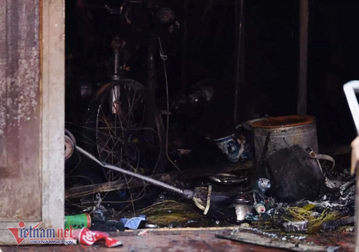 Nguyên nhân vụ cháy được cho là bắt nguồn từ chập điện ắc quy của chiếc xe máy hiệu Honda AirBlade để trong nhà. (Ảnh: Đình Hiếu)