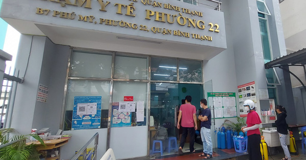 Người dân xếp hàng xin cấp giấy chứng nhận F0 tại nhà