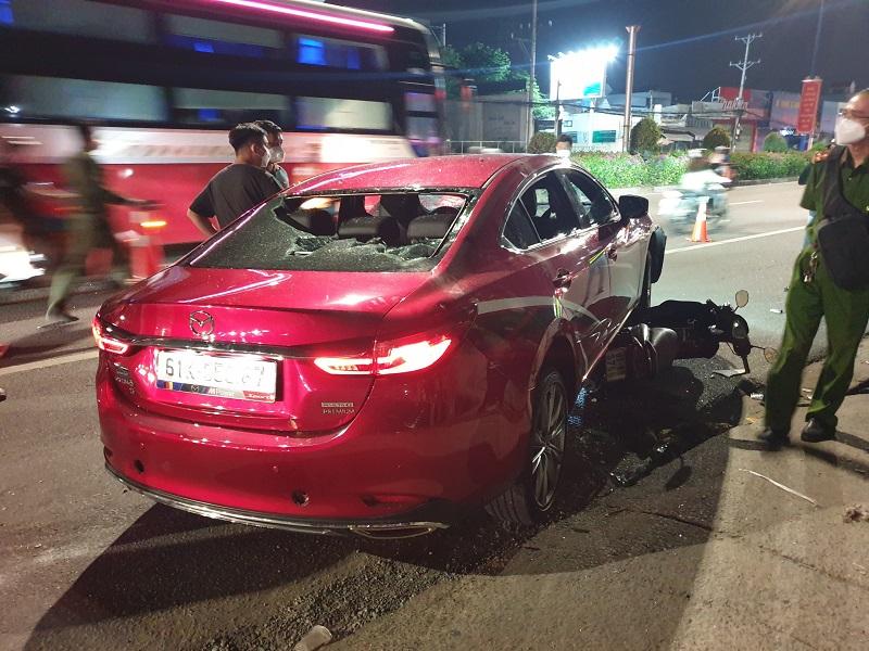 Chiếc xe bị nhóm người đập nát - Ảnh: X.A