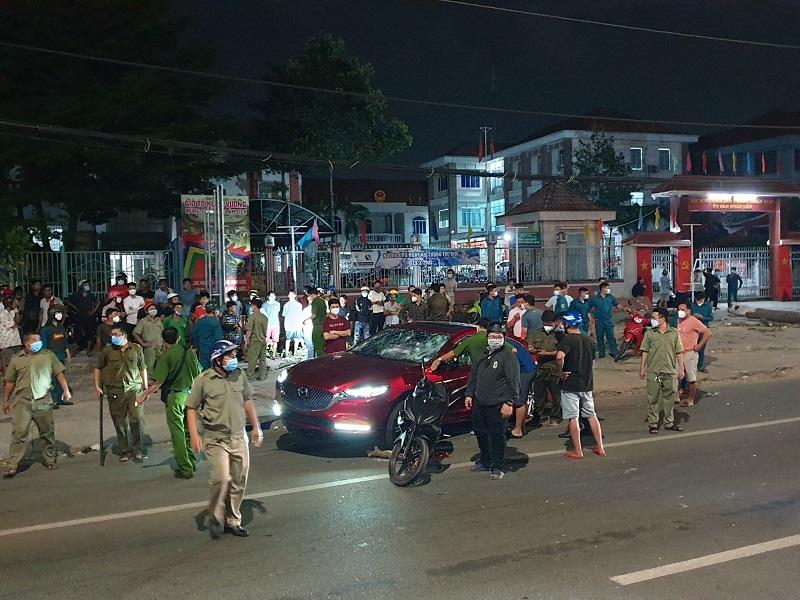 Xe ô tô chạy đến trước trụ sở công an phường cầu cứu do bị đuổi đánh - Ảnh: T.H