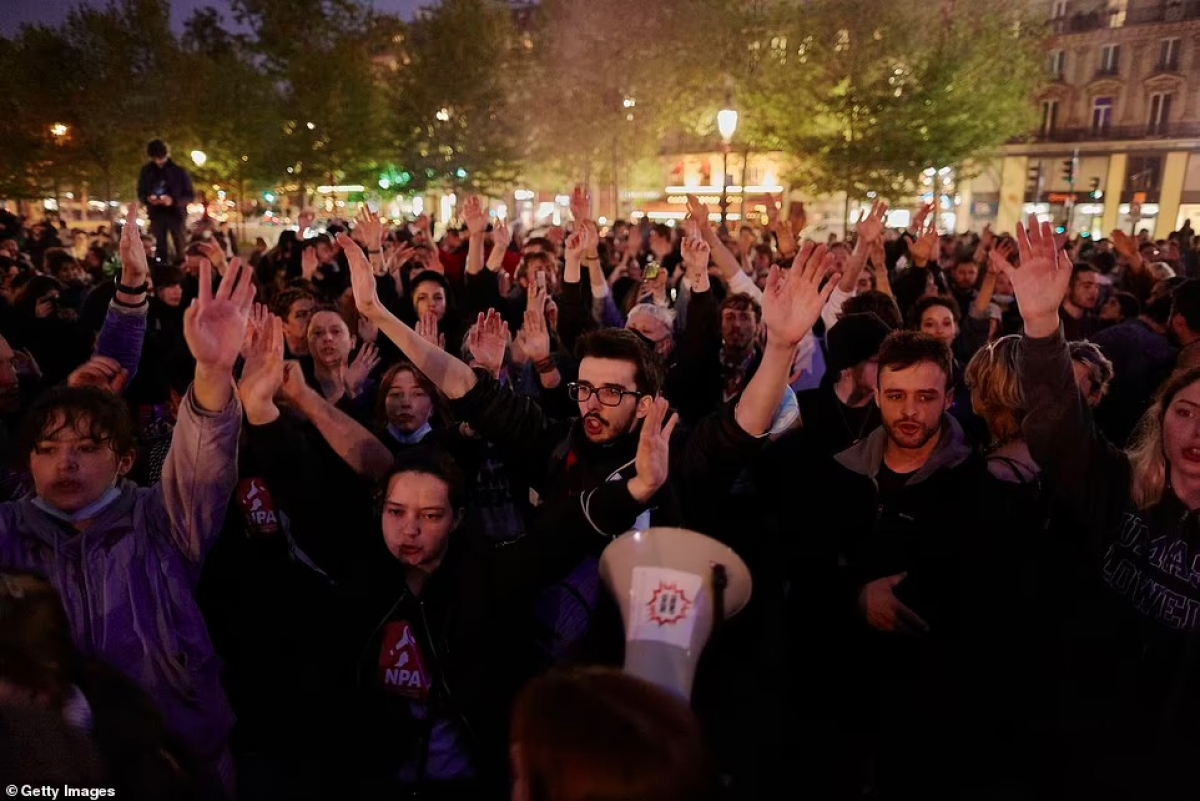 Hàng trăm người xuống đường để phản đối chiến thắng của ông Macron trước bà Le Pen. Ảnh: Getty.