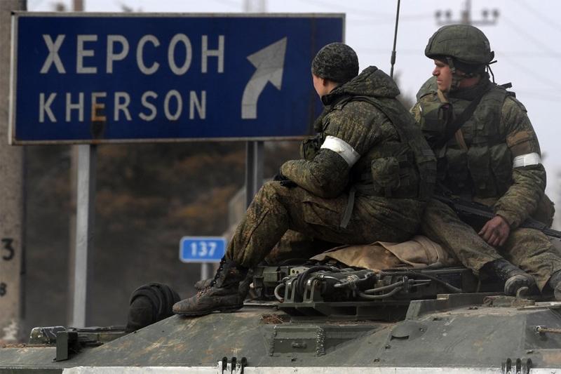 Binh lính Nga trên xe tăng tiến vào cửa ngõ thành phố Kherson, miền nam Ukraine. Ảnh: Caspiannews