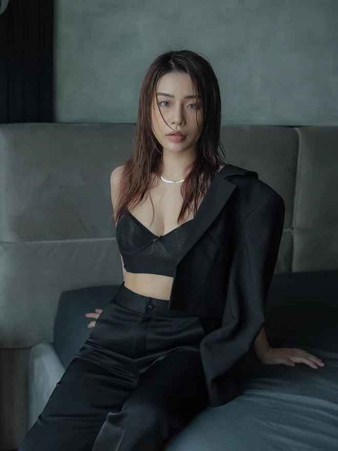 Trong những bộ váy dài tha thướt với họa tiết hoa, Thanh Huyền thể hiện một hình ảnh vô cùng nữ tính, có phần dịu dàng hơn nhiều so với những shoot hình bikin