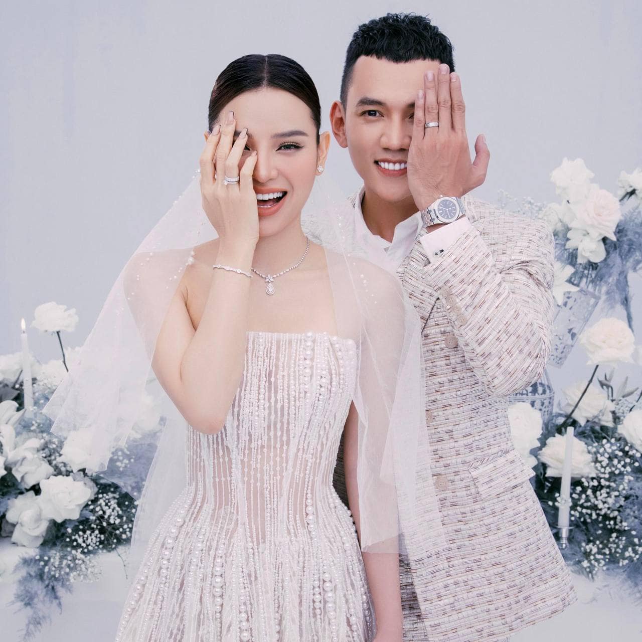 Trước đó, cặp vợ chồng trẻ cũng đã sắm đôi nhẫn trị giá 135 triệu đồng cùng một vài món trang sức khác để chụp ảnh cưới.