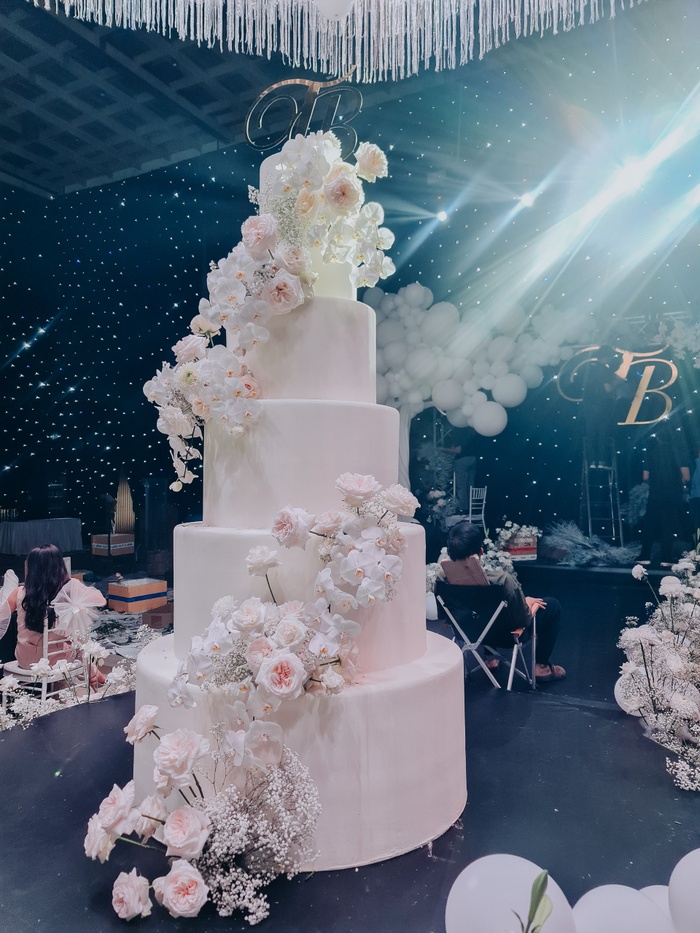 Chiếc bánh khổng lồ được đặt ở giữa sân khấu.