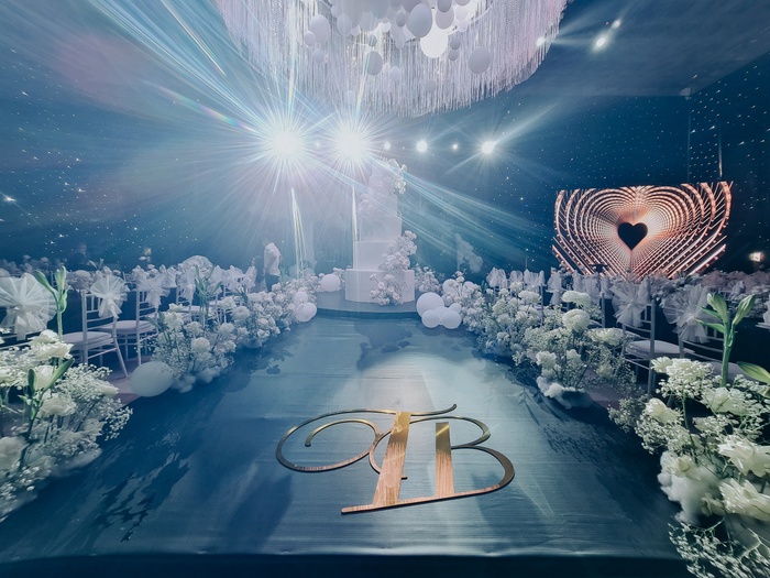 Dòng chữ T - B được đặt ở giữa, là tên viết tắt của cặp đôi.