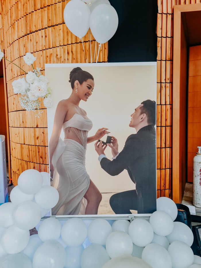 Hình cưới của cặp đôi cũng được trang trí khắp nơi.