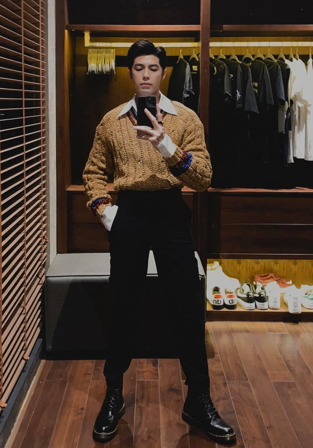 Phòng thay đồ được bài trí gọn gàng, kết hợp hệ thống ánh sáng hài hòa, ấm áp