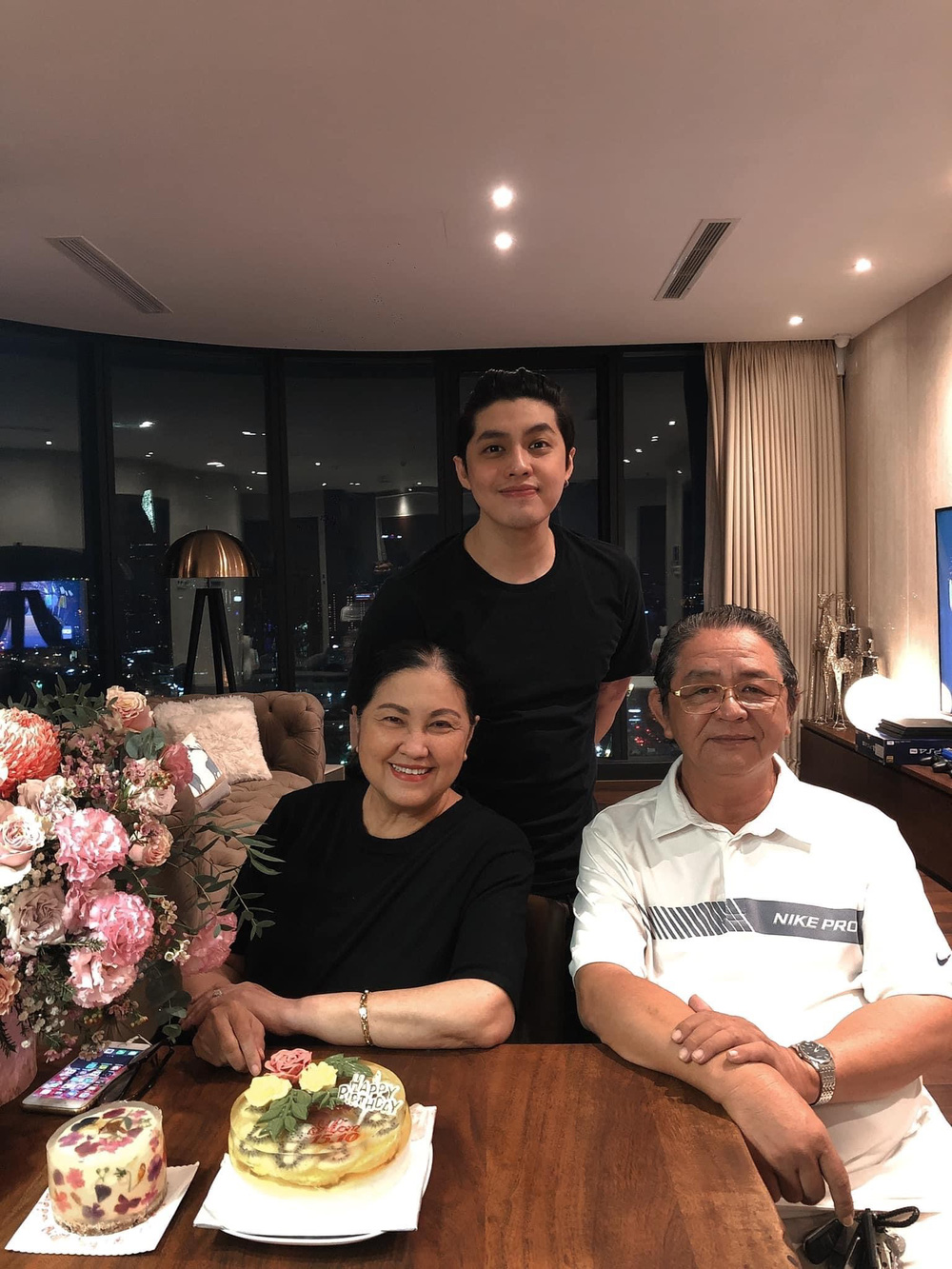 Bố mẹ Noo Phước Thịnh thỉnh thoảng ghé thăm con trai vào dịp đặc biệt.