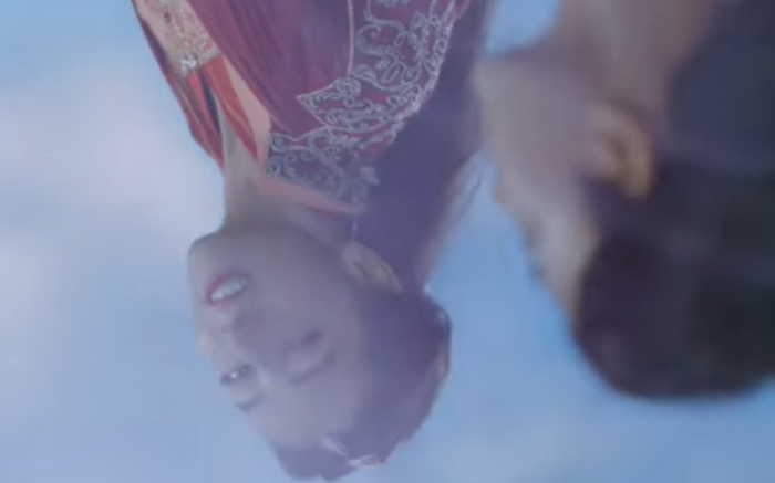 Cảnh Vân Hòa và Trường Ý bay xuống vách núi khiến khán giả bật cười.