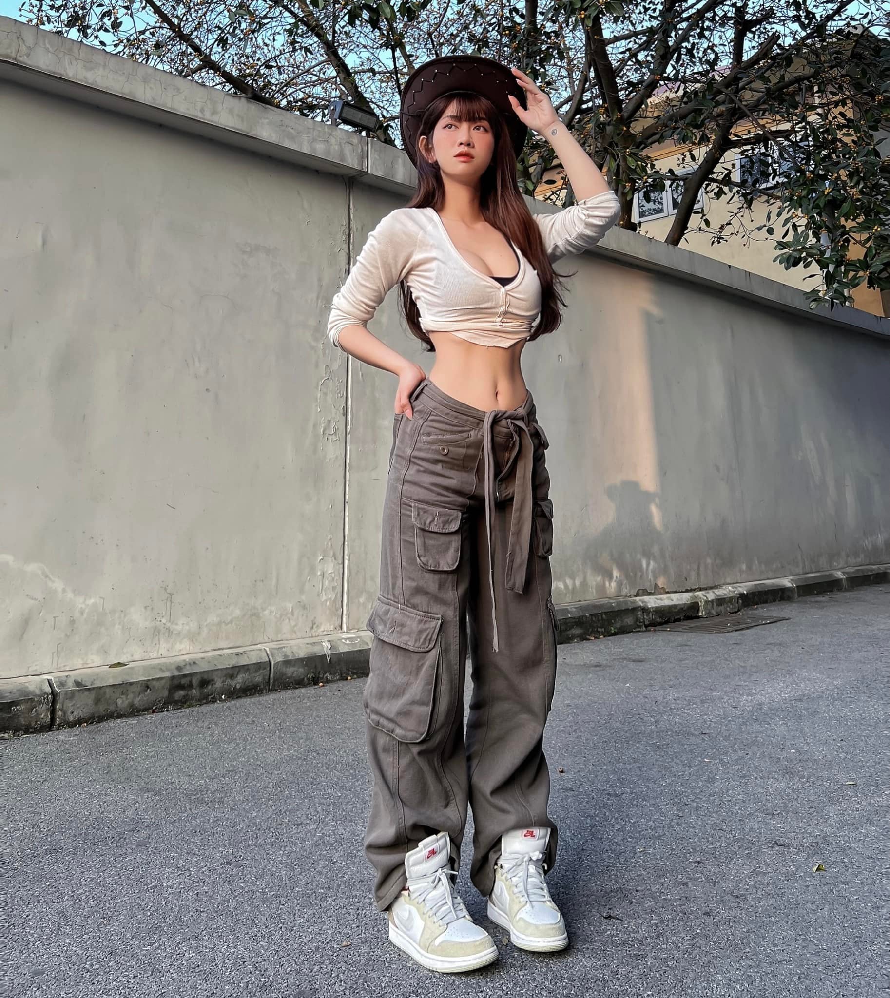 Ngoài ra hot girl Lê Bống còn nổi tiếng với hành trình lột xác từ 80kg xuống còn 52kg và được mọi người gọi là 