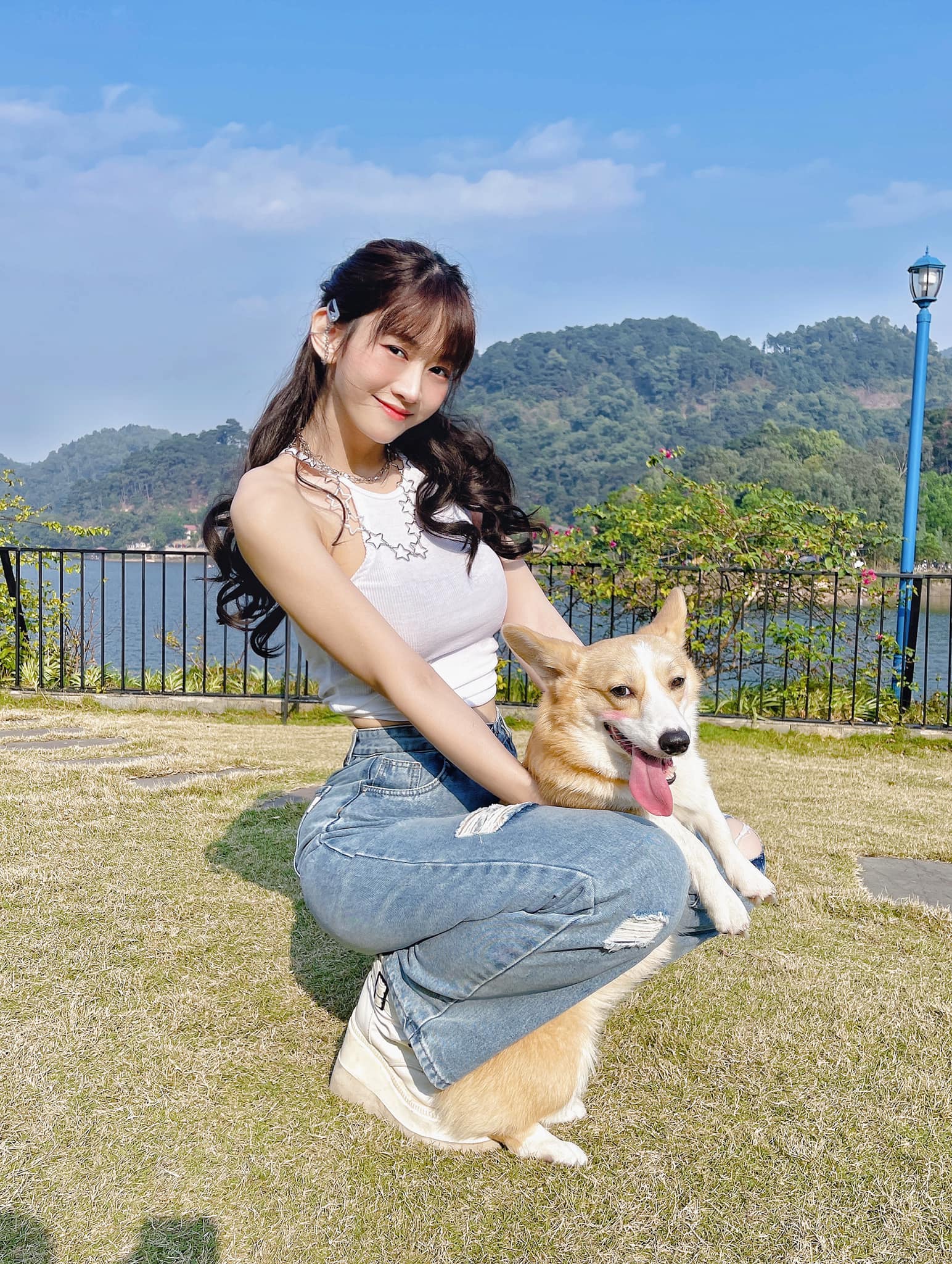 Tuy nhiên ở nhiều khoảnh khắc, Lê Bống lại chứng minh vóc dáng gọn gàng, bất chấp camera team qua đường.