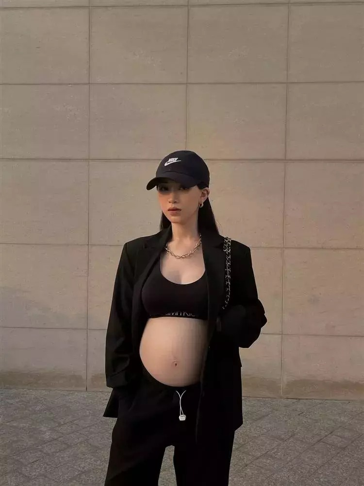 Sự tự tin, gợi cảm của rich kid truyền cảm hứng cho nhiều mẹ bầu.