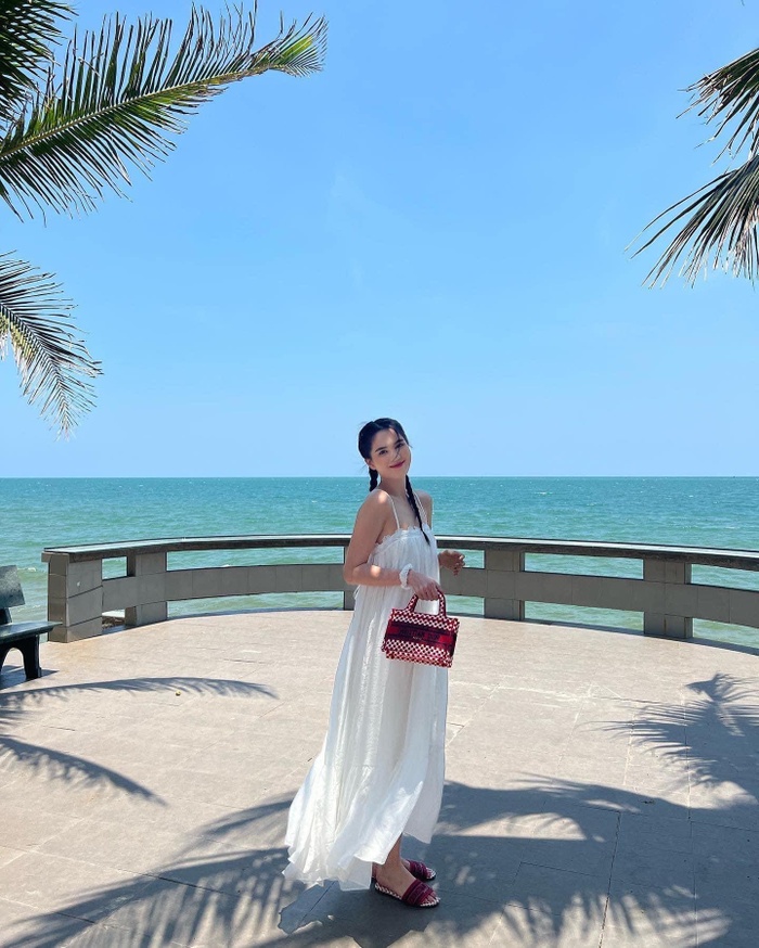 Ngọc Trinh diện chiếc đầm trắng, tết tóc 2 bên trông cực kì đáng yêu.