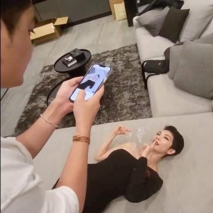 Trong loạt ảnh của siêu mẫu đăng tải, người hâm mộ cũng phải bật cười trước sự lầy lội của cô.