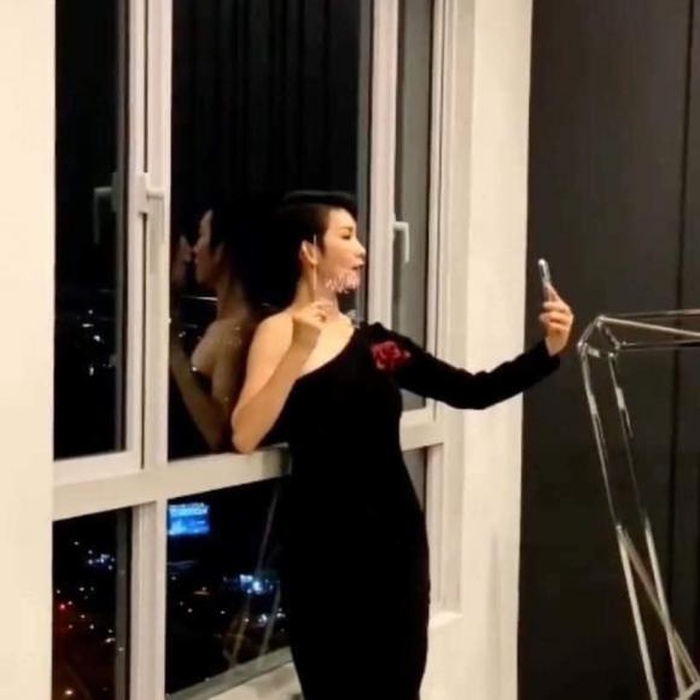 Nhận được thiệp cưới, Xuân Lan tạo 7749 kiểu dáng cùng chiếc thiệp cưới.