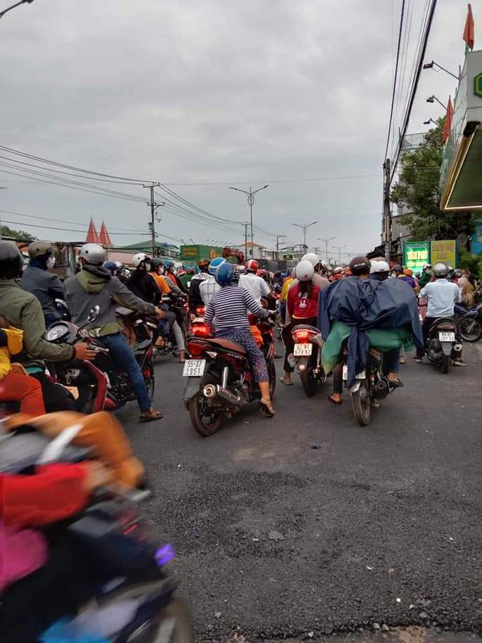 Xe cộ đông đúc tại cầu Tân Hương (huyện Châu Thành)