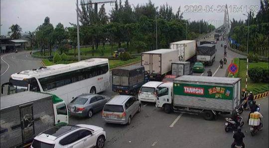 Ùn ứ cầu Rạch Miễu tại bờ Tiền Giang.