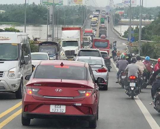 Xe ùn ứ tại cầu Rạch Miễu (xã Thới Sơn, TP Mỹ Tho)