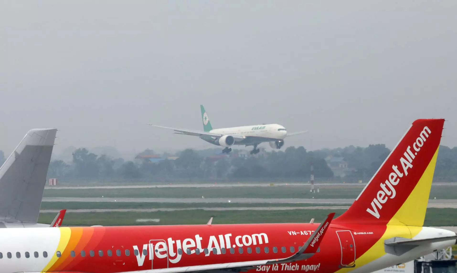 Dự kiến trong hôm nay sân bay sẽ khai thác 549 chuyến bay, tăng 100 chuyến so với trước khi đưa đường băng thứ hai khai thác trở lại (Ảnh: Anh Hùng)