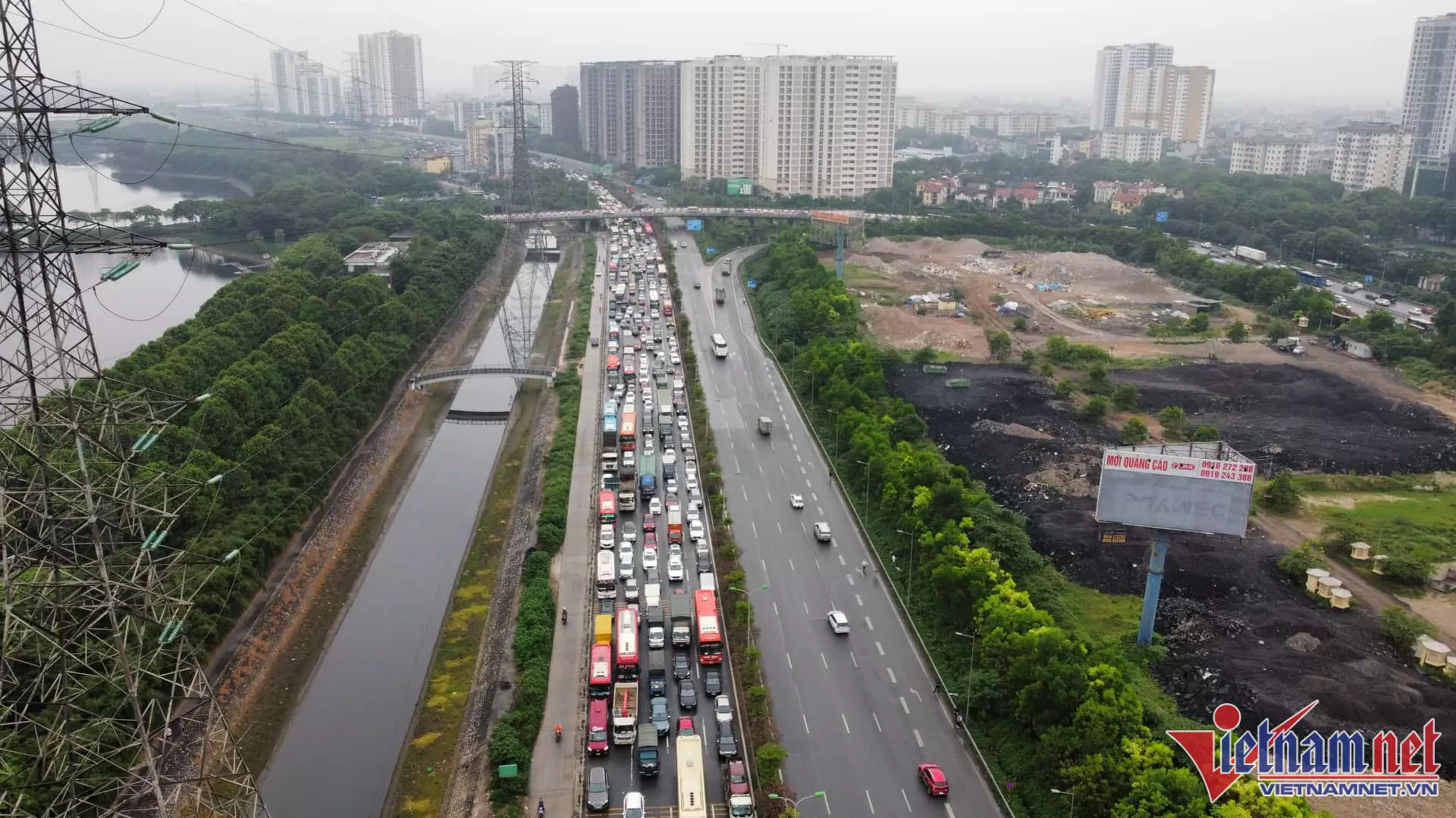 Hướng vào trung tâm Hà Nội trên cao tốc Pháp Vân - Cầu Giẽ, dòng phương tiện dàn hàng 5 di chuyển