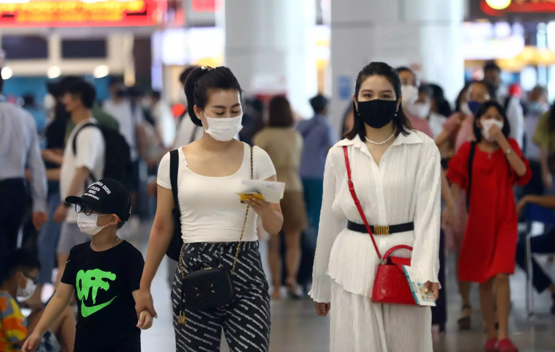 Khách đi nghỉ lễ dồn về sân bay Nội Bài được khuyến cáo ra sân bay sớm 2 tiếng so với giờ bay (Ảnh: Anh Hùng)