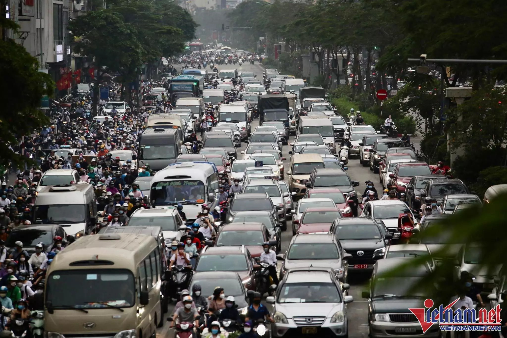 Mặt đường kín đặc các phương tiện, người dân di chuyển rất khó khăn. Ảnh: Phạm Hải