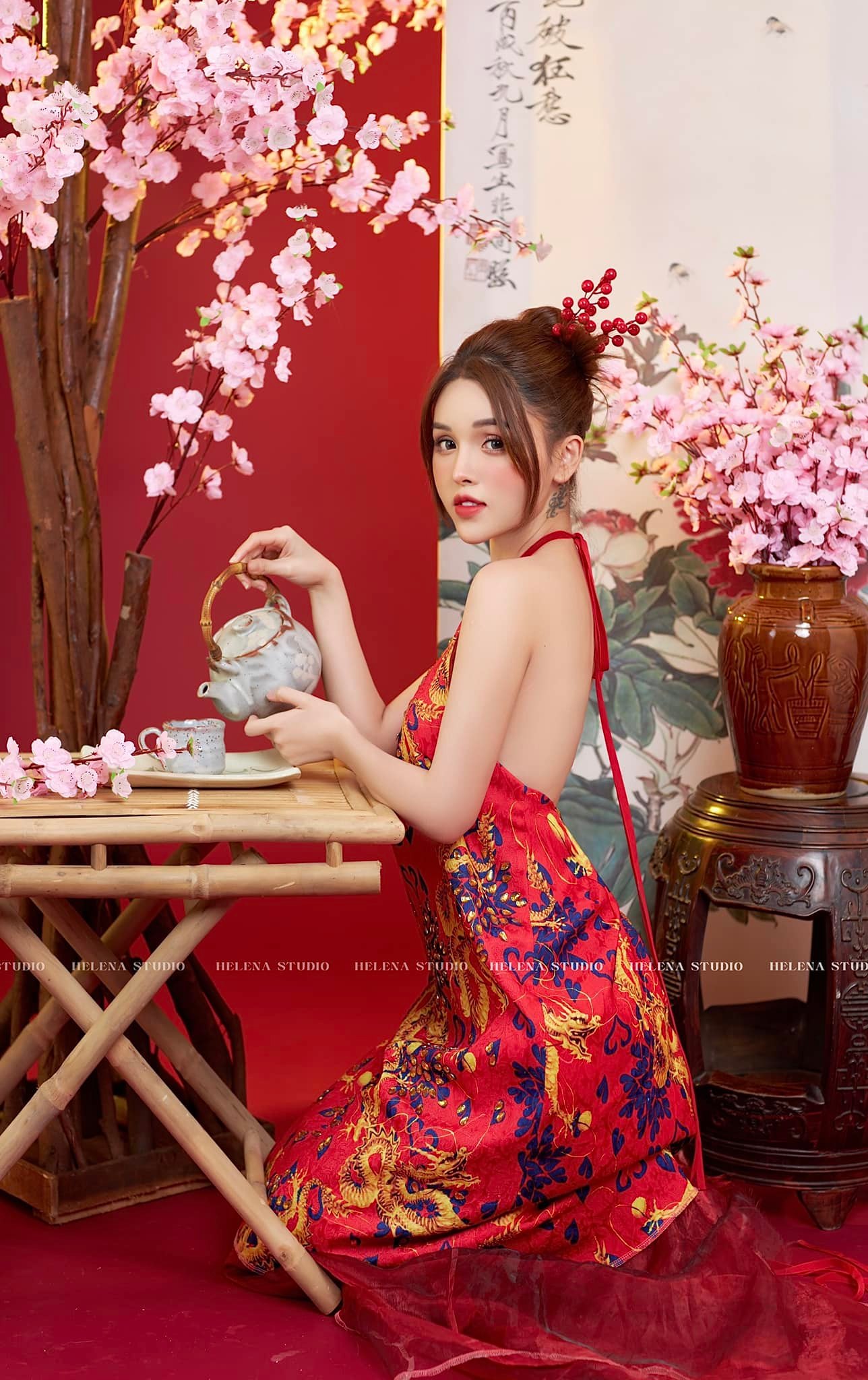 Bên cạnh đó, chiếc eo nhỏ nhắn cộng hưởng cùng vòng 3 nảy nở cũng giúp Tâm Chibi phô diễn thành công thân hình thắt đáy lưng ong mượt mà.