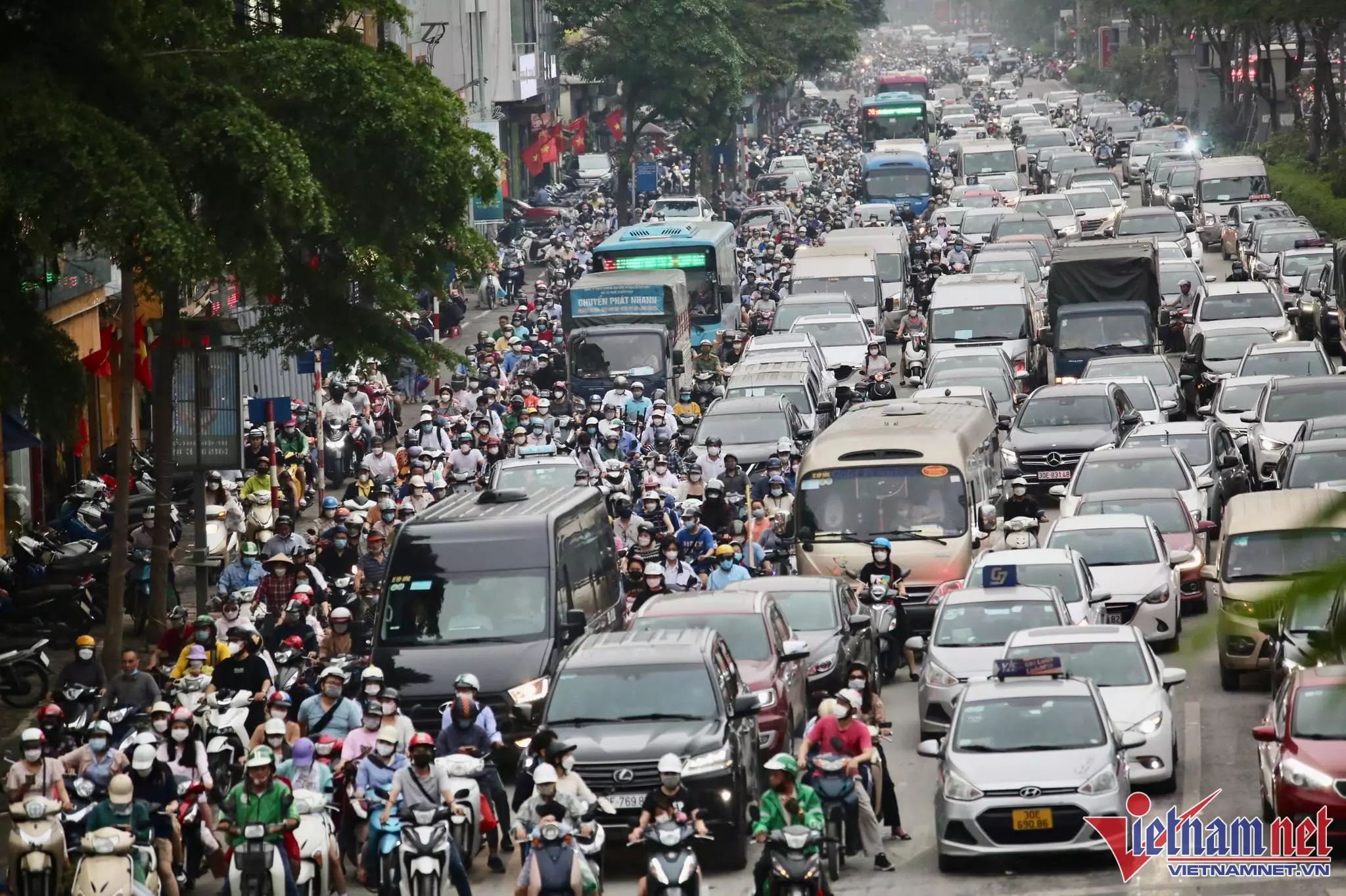 Ngã tư Xã Đàn - Phạm Ngọc Thạch hướng hầm Kim Liên (quận Đống Đa), ô tô dàn hàng 6, đẩy xe máy lên vỉa hè.
