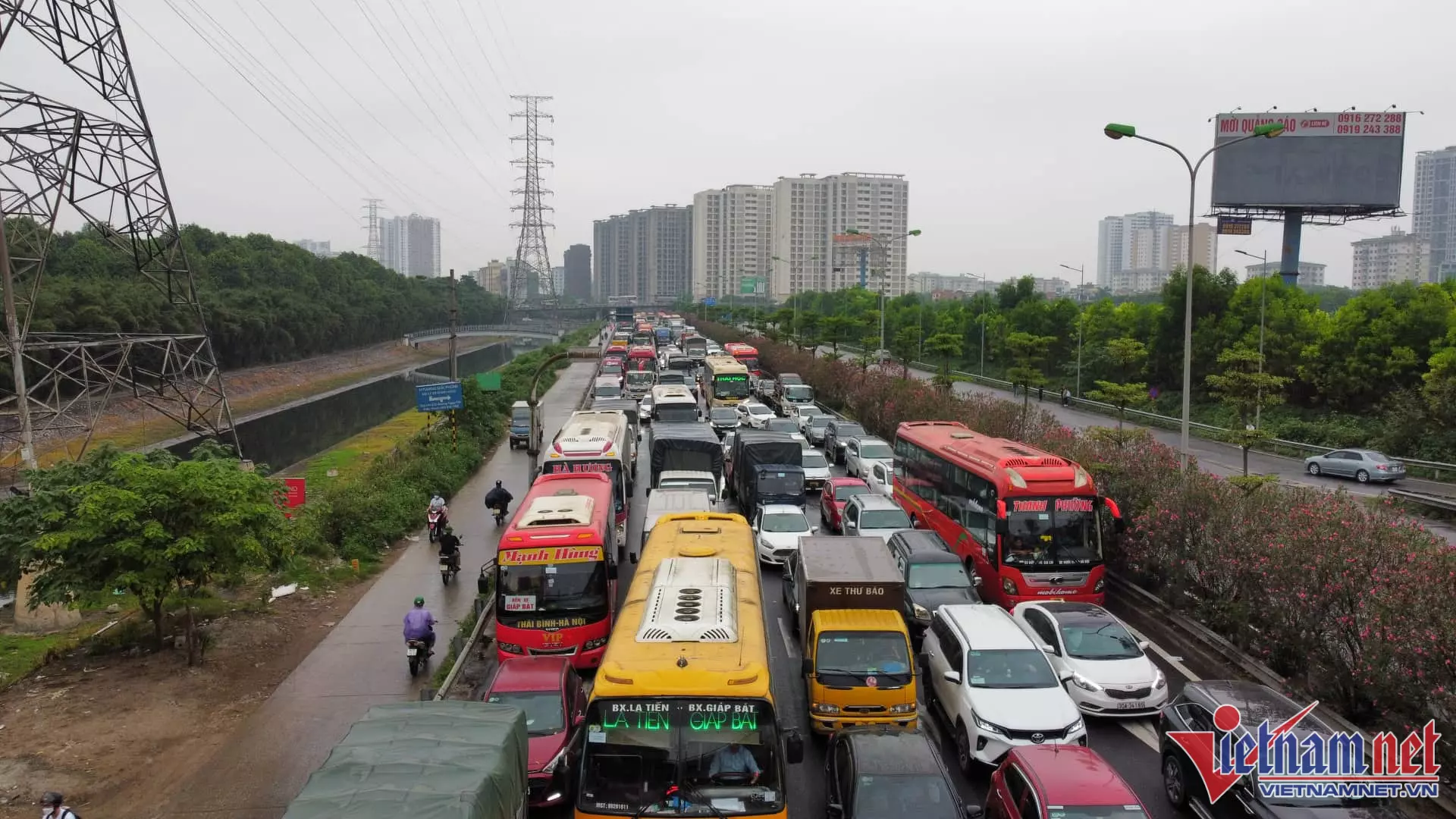 Ô tô xếp hàng ken đặc để di chuyển về trung tâm thủ đô 