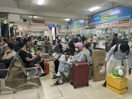 Khách đông nghẹt bên trong Bến xe Miền Đông