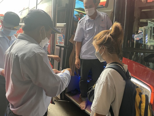 Hành khách chuẩn bị lên xe về quê