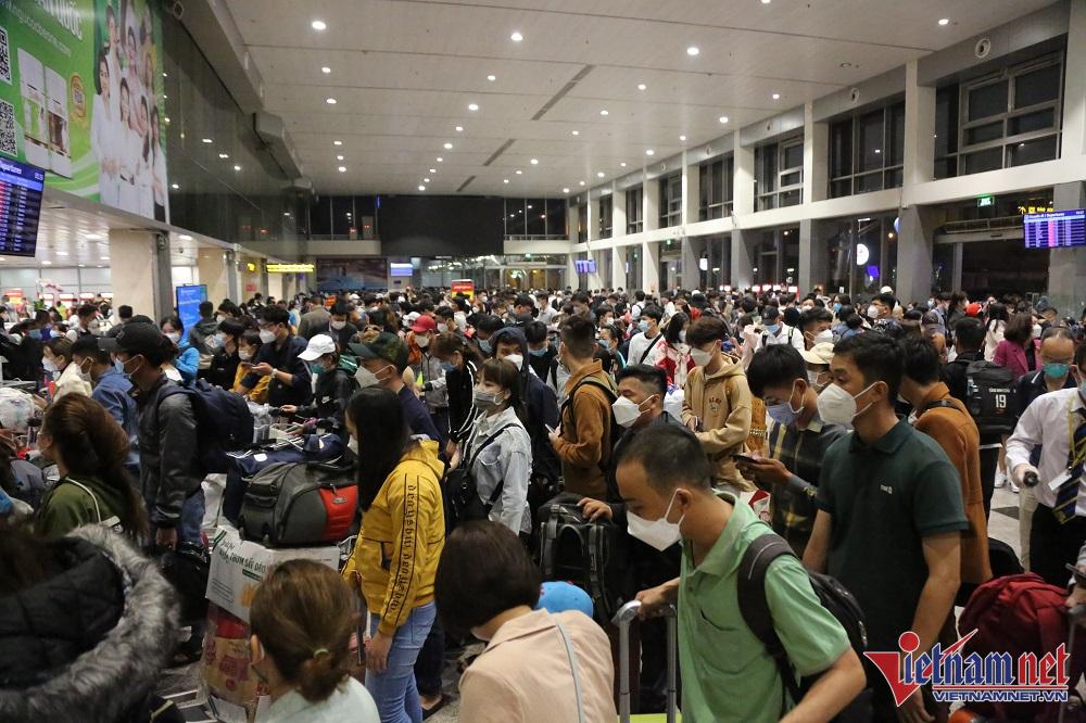 Sân bay Tân Sơn Nhất bước vào cao điểm phục vụ lễ 30/4 với khoảng 105 nghìn khách đi và đến mỗi ngày