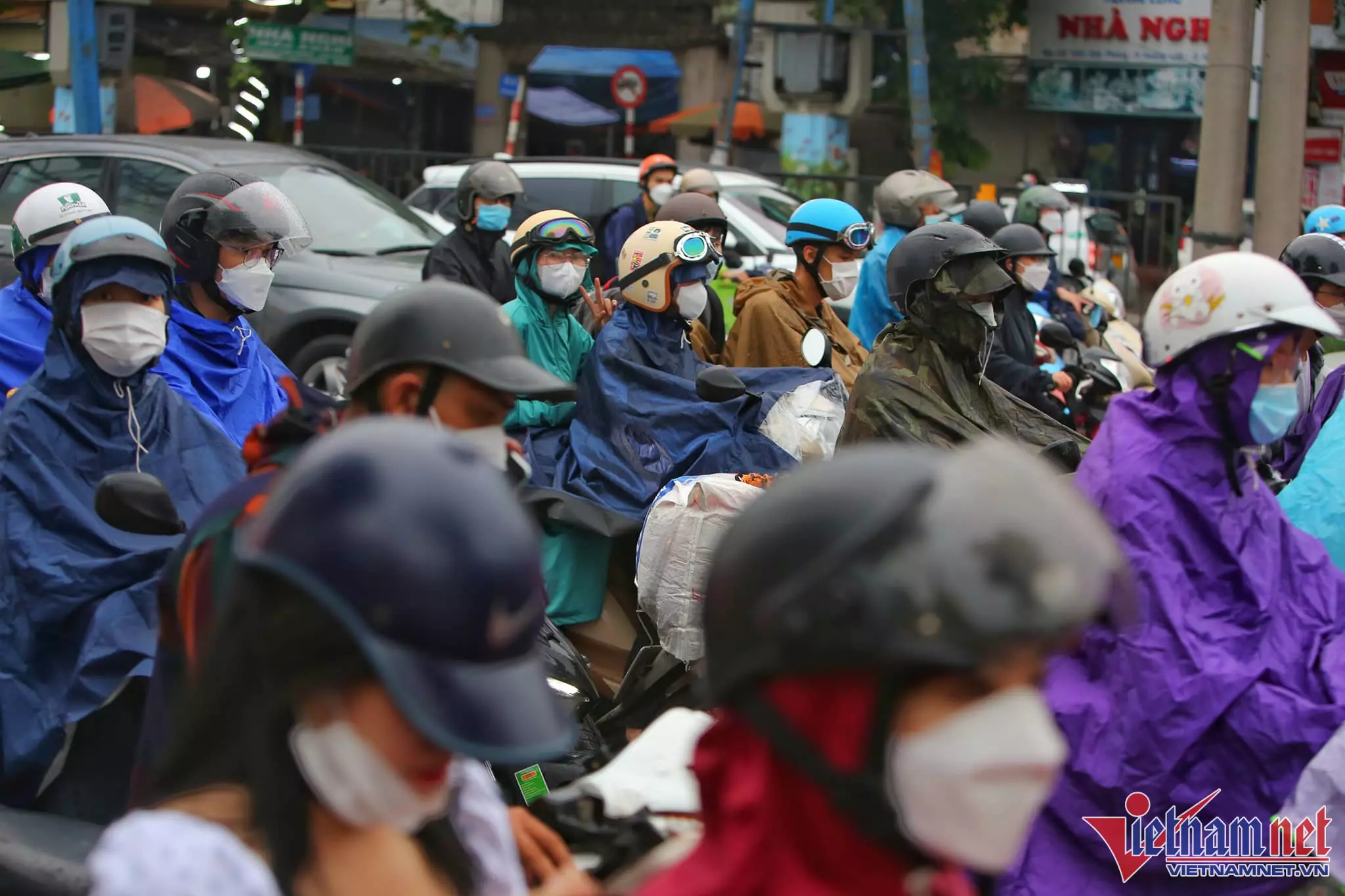 Trùm kín áo mưa nhích từng mét trên đường ở cửa ngõ thủ đô