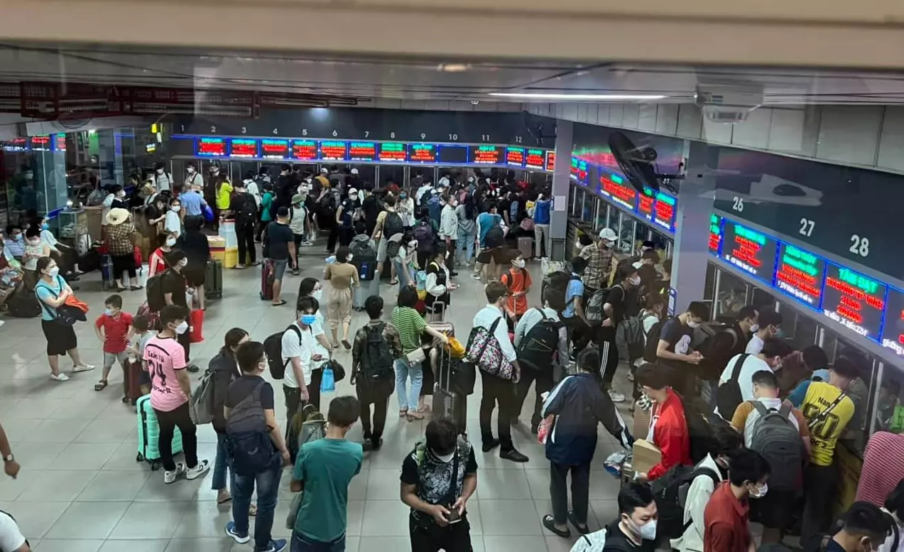 Từ 11h trưa nay đã có rất đông hành khách dồn về bến xe Nước Ngầm đi nghỉ lễ, thăm thân