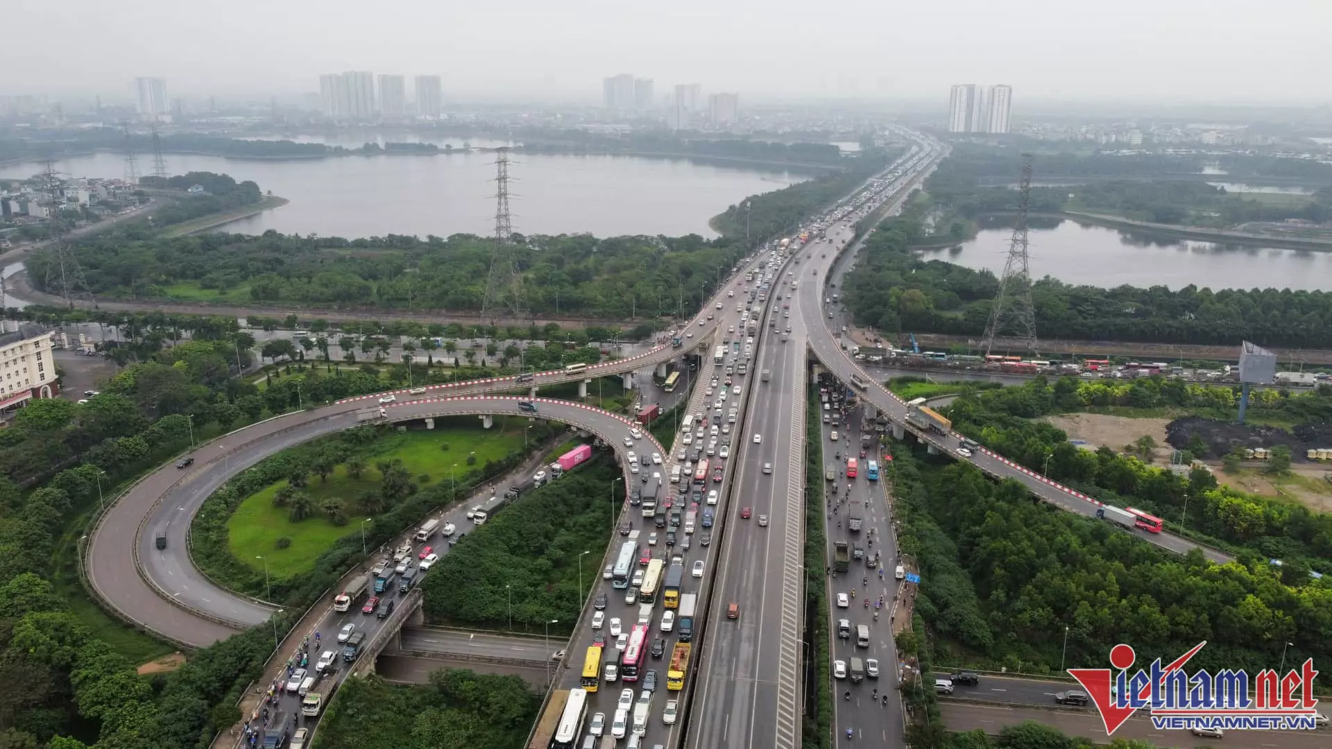 Tuy nhiên, tại điểm cuối cao tốc Pháp Vân - Cầu Giẽ lại xảy ra ùn tác đến cả 2km hướng vào trung tâm thành phố Hà Nội.