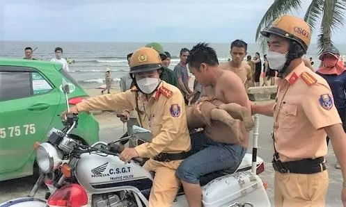 CSGT kịp thời dùng xe chuyên dụng đưa cháu bé đi cấp cứu. Ảnh CTV