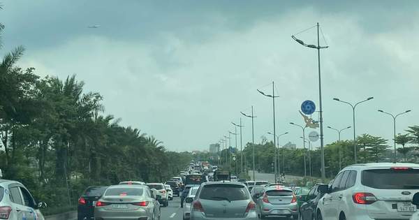 Ùn tắc giao thông diễn ra nghiêm trọng tại Hà Nội sáng 30-4 - Ảnh: Minh Chiến