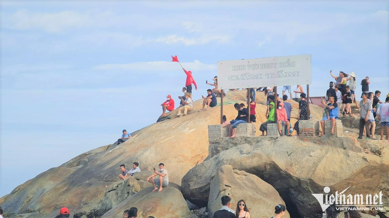 Khu vực cấm tắm nhưng du khách vẫn hồn nhiên tắm mát khiến lực lượng cứu hộ phải căng mình theo dõi