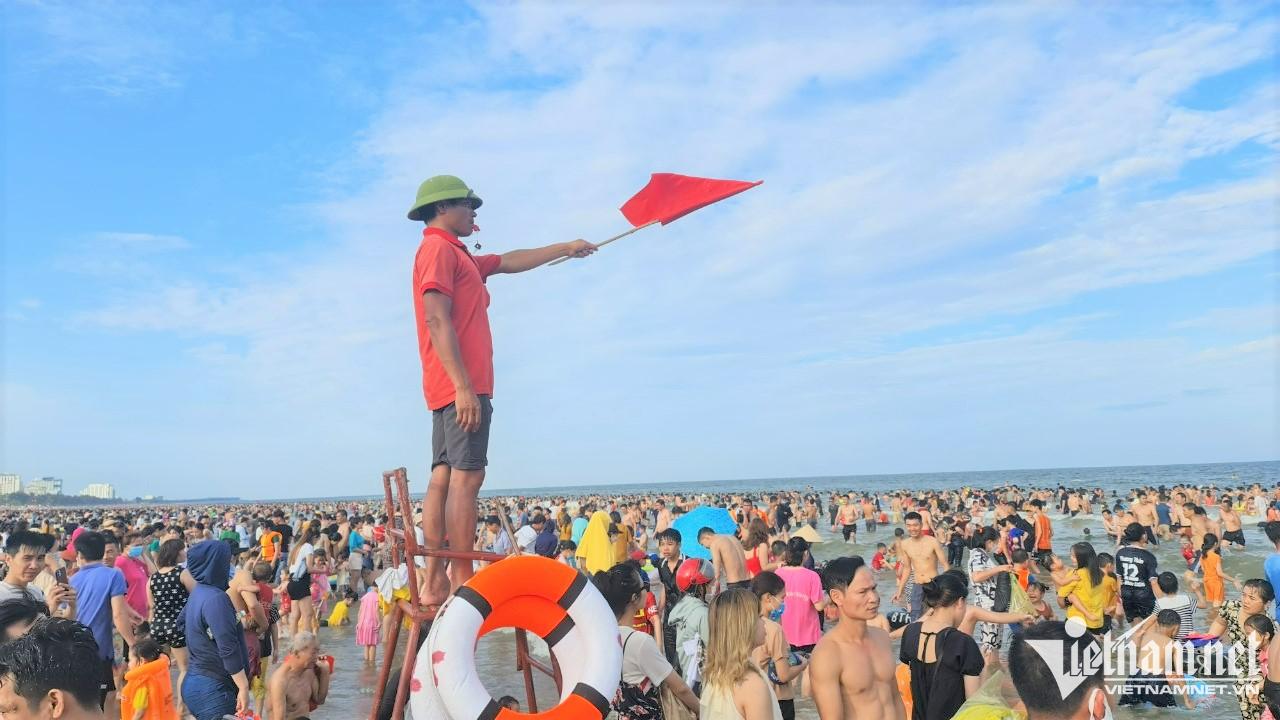 Lực lượng cứu hộ căng mình giám sát giữa 