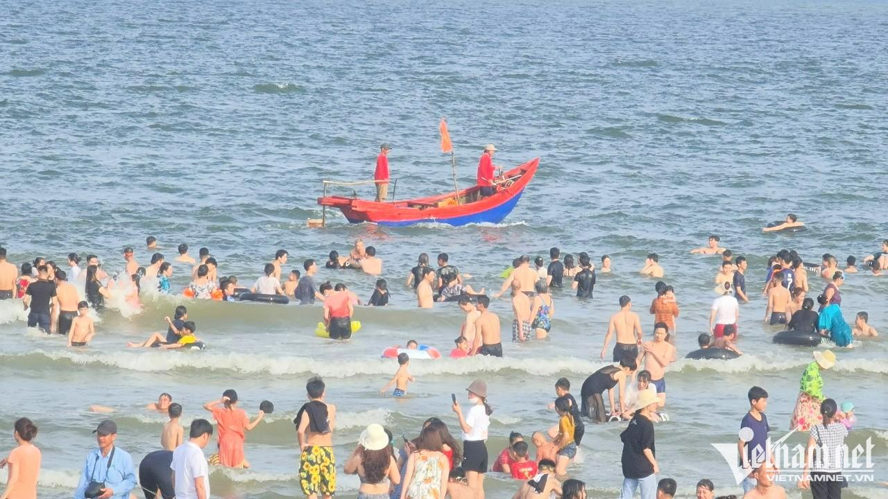 Ngoài xa, thuyền cứu hộ liên tục đi tuần dọc bãi biển