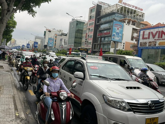 Tại TP HCM tình trạng ùn tắc cũng diễn ra nghiêm trọng