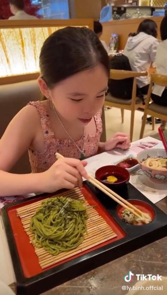 Lý Bình đã đăng tải đoạn clip ghi lại khoảnh khắc anh cùng Phương Trinh Jolie đưa con gái đi ăn tối tại một nhà hàng sang trọng. 