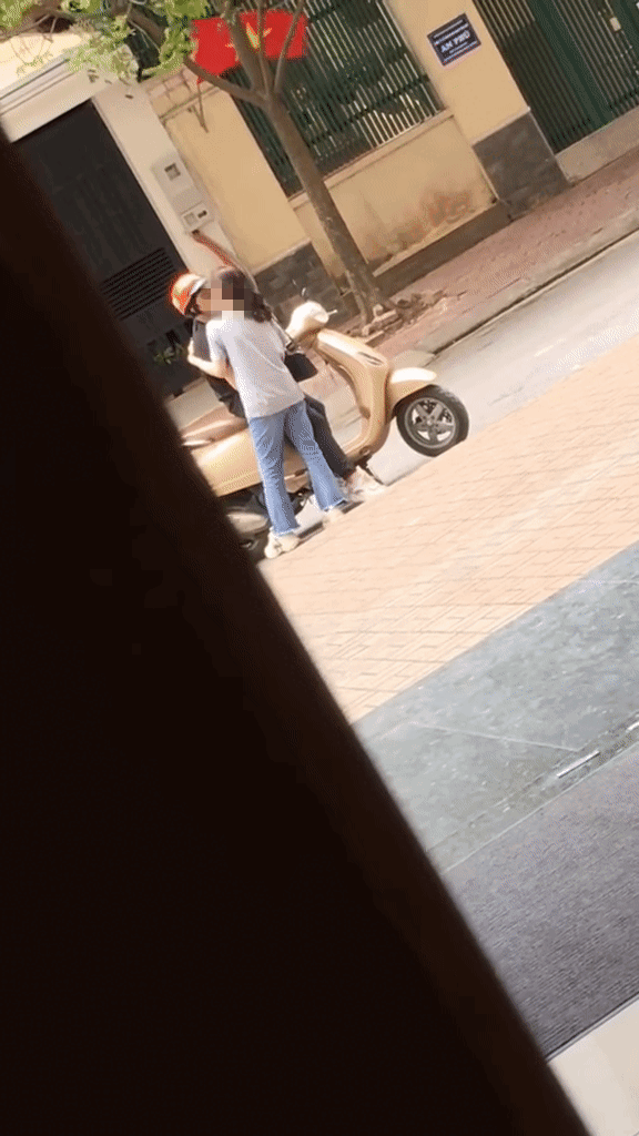 Cặp đôi hôn nhau ngấu nghiến giữa ban ngày tại khu vực có đông nhà dân. Ảnh cắt từ clip