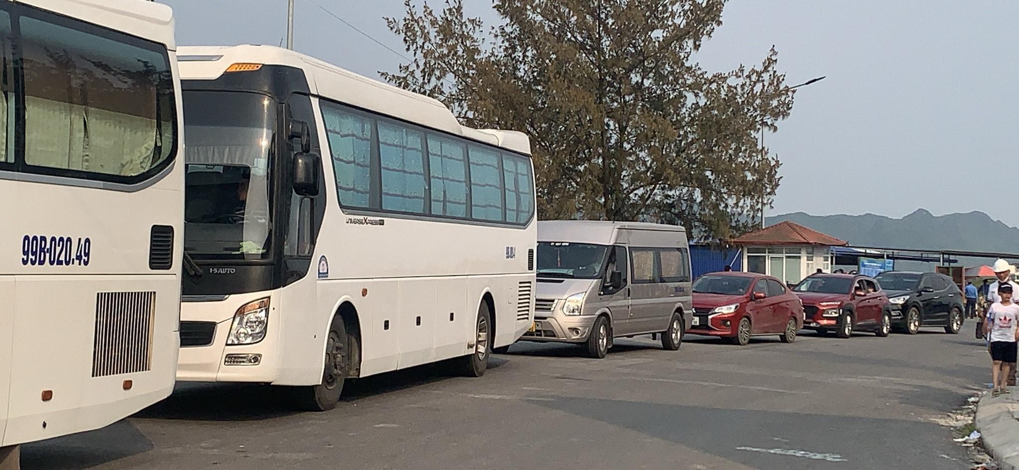 Hàng trăm ô tô ùn ứ tại bến phà 