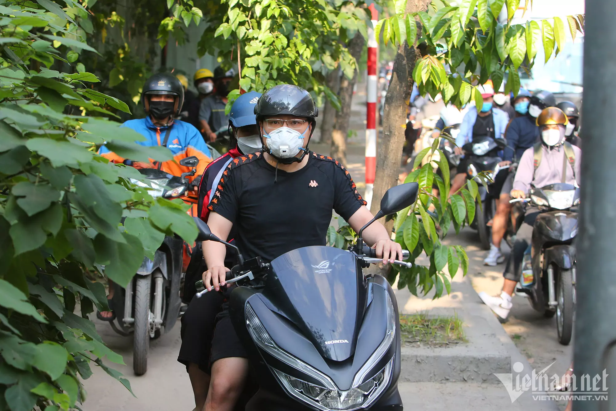 Nhiều người đi xe máy chạy lên vỉa hè để thoát tắc