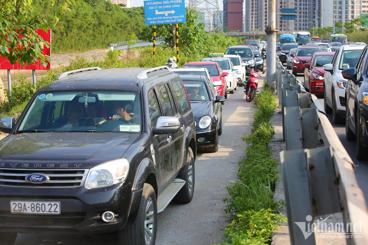 Nhiều xe chạy vào đường gom để thoát tắc nhưng bất thành